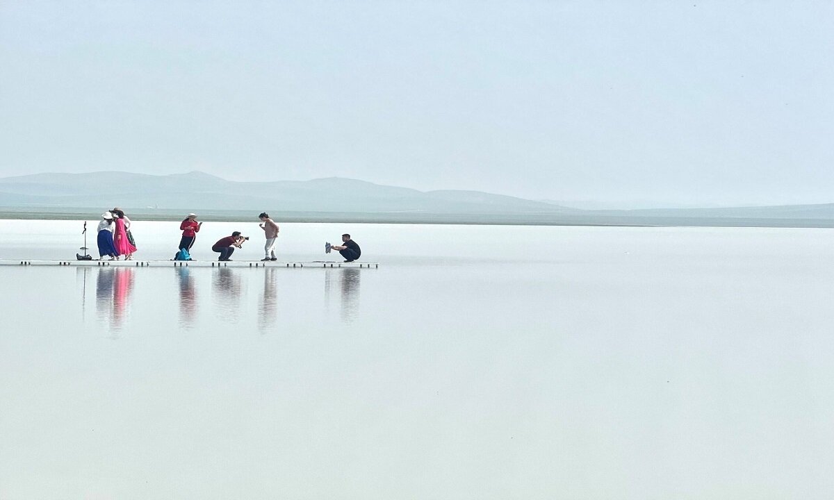 عجیب اما واقعی؛ دریاچهای به رنگ شیر | عکس