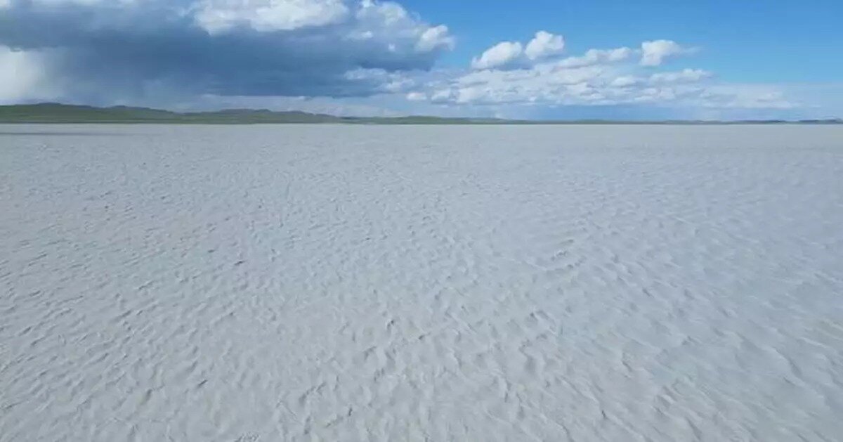 عجیب اما واقعی؛ دریاچهای به رنگ شیر | عکس