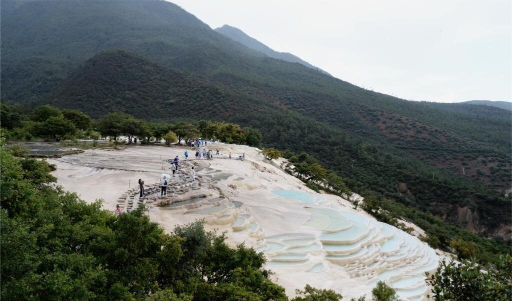 عجیب اما واقعی؛ دریاچهای به رنگ شیر | عکس