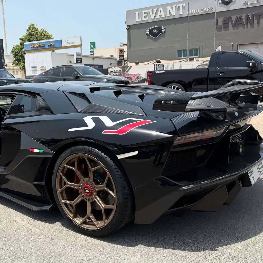 گلزار باز هم سبک زندگی لوکس خود را به رخ کشید! + تصاویر | از ساعت و ماشین تا باشگاه و...