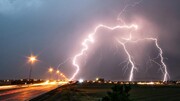 برخورد وحشتناک صاعقه به خط انتقال برق در آمریکا + ویدئو