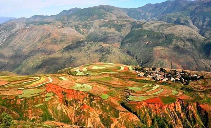 لوشیائوگو؛ چشمانداز شگفتانگیز مزارع سبز روی خاک سرخ | عکس