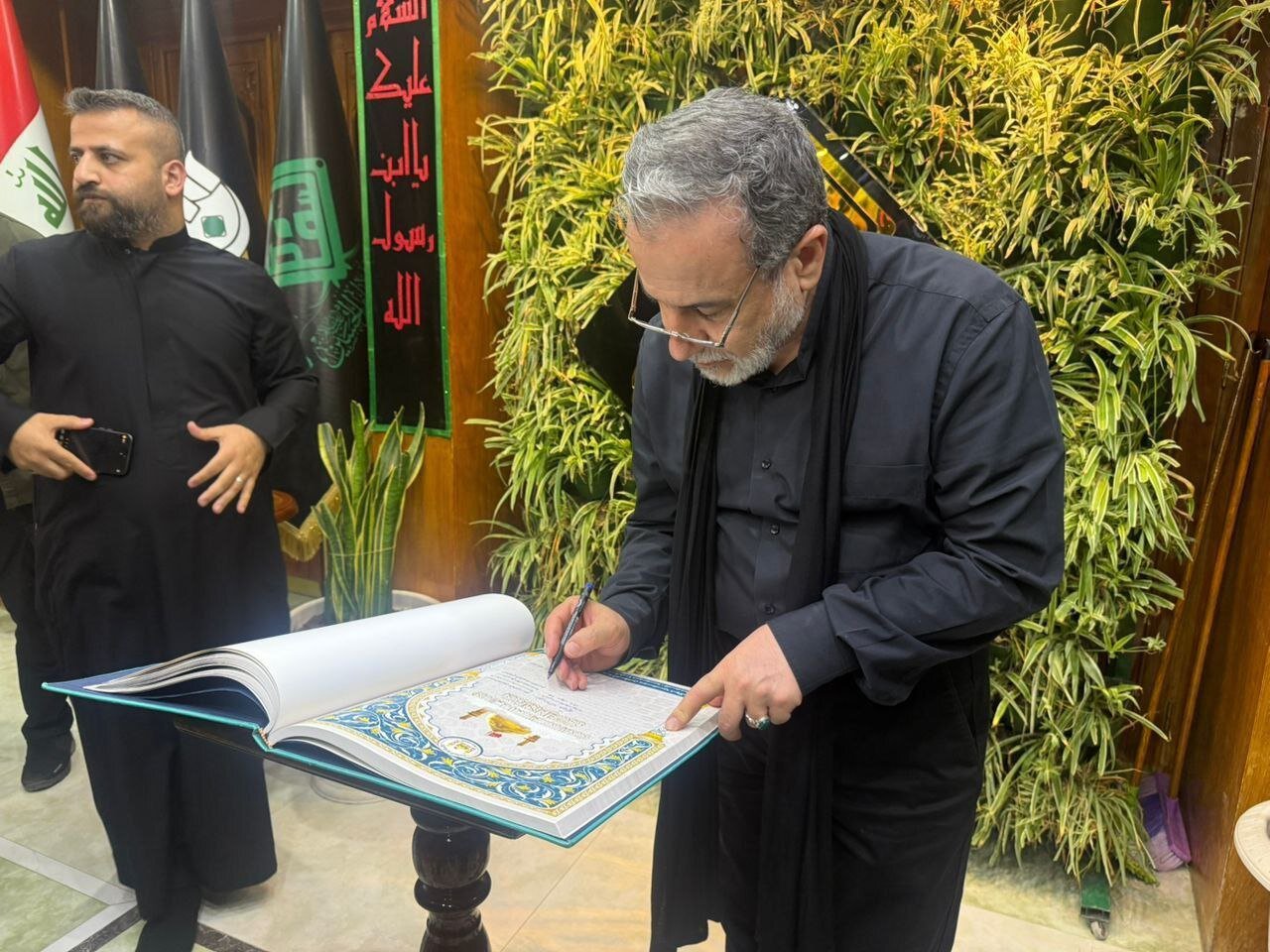 امضای دفتر یادبود مضیف حرم مطهر حسینی (ع) توسط عراقچی 