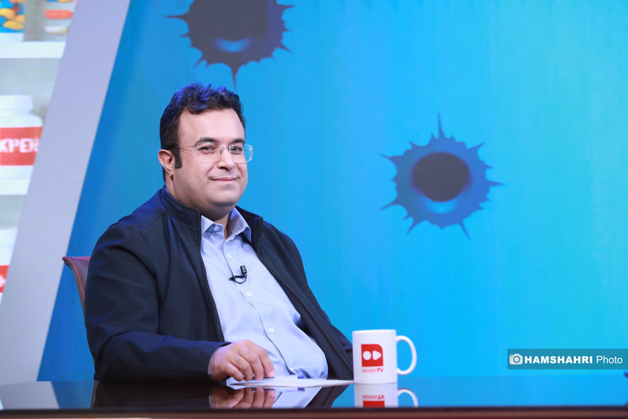 مدعی طب سنتی: در طب نوین مردم موش آزمایشگاهی شدهاند| مدعی طب نوین: مستندات آسیبهای طب سنتی در پزشکی قانونی موجود است