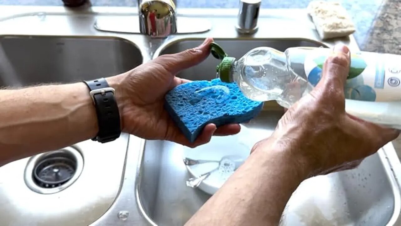 خطرات باقی ماندن مایع ظرفشویی روی ظرف