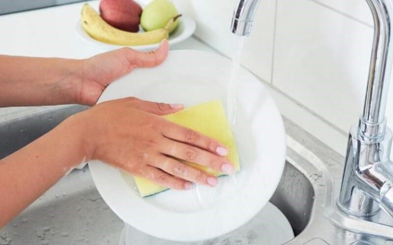 خطرات باقی ماندن مایع ظرفشویی روی ظرف