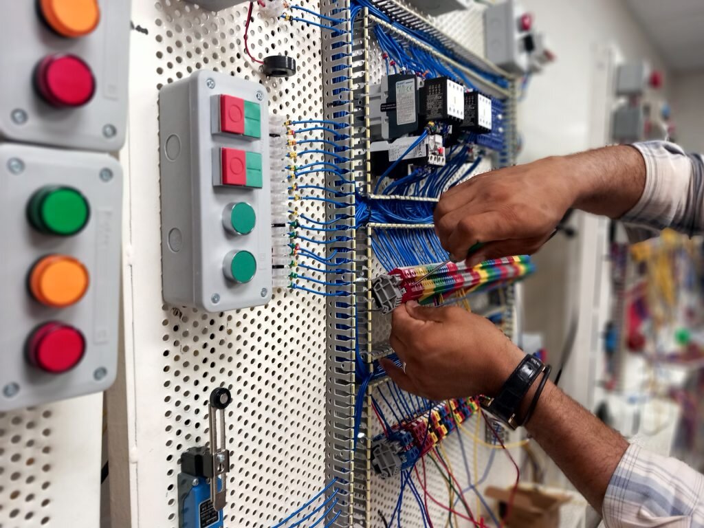 هوش مصنوعی این شغلها را حذف میکند | کدام مشاغل یک دهه آینده را نخواهند دید؟