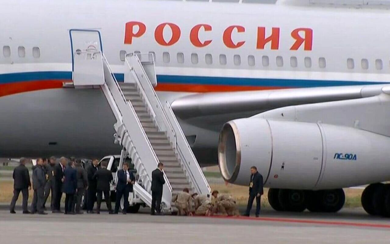 این عکس استقبال آمریکاییها از ترامپ جنجالی شد | کنایههای سنگین به فرش قرمز آلاسکا!