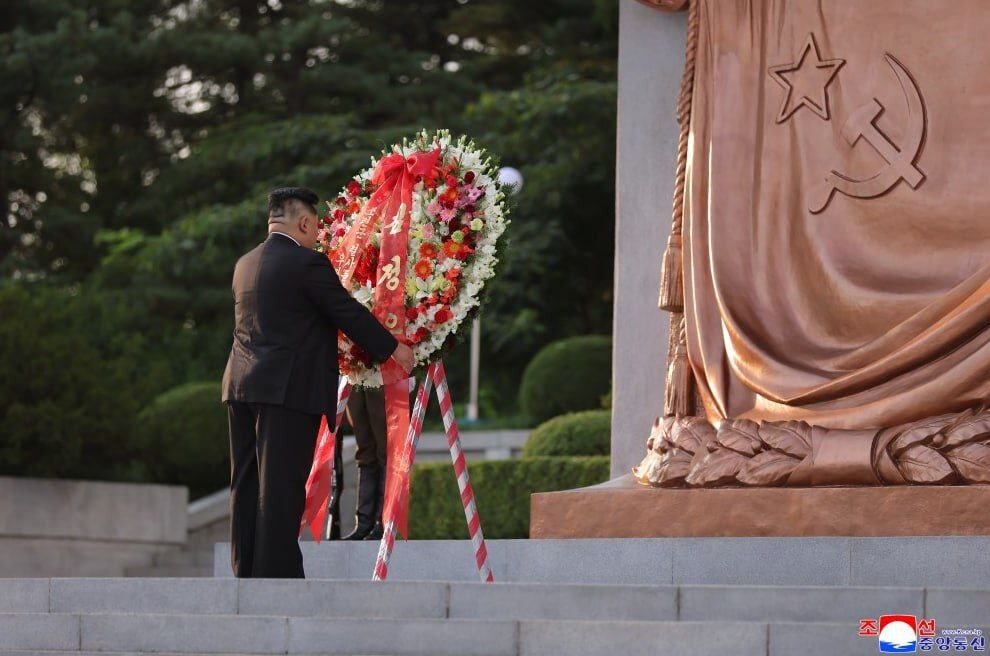 بازدید رهبر کره شمالی از بنای یادبود آزادی | تصاویر