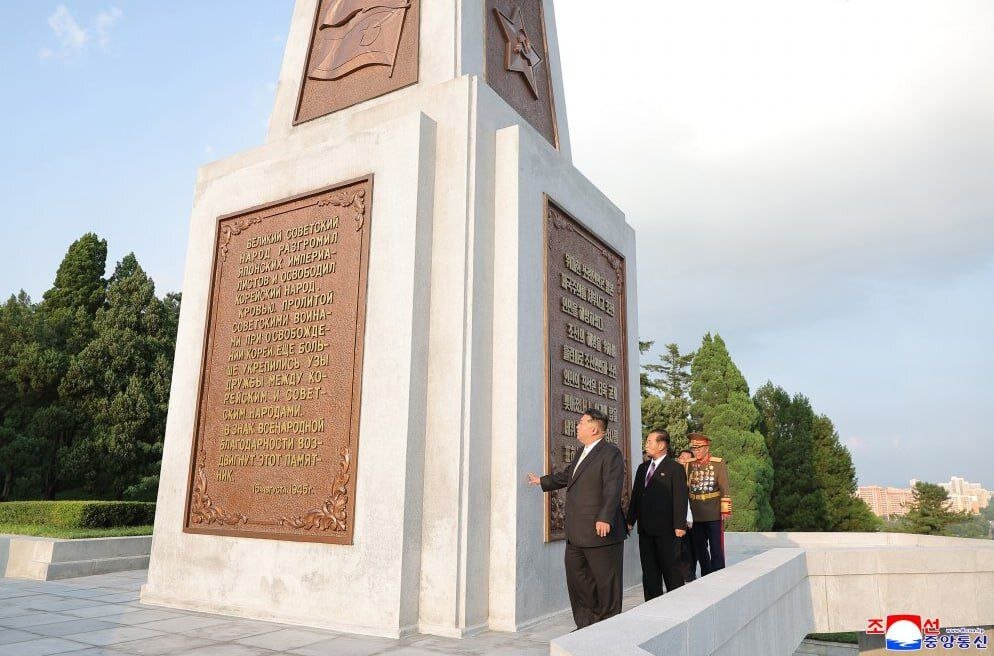 بازدید رهبر کره شمالی از بنای یادبود آزادی | تصاویر