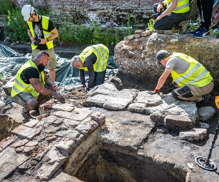 شوالیه ۷۰۰ ساله زیر یک بستنیفروشی قدیمی! | عکس