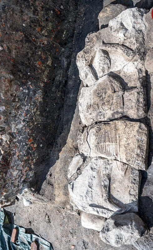 شوالیه ۷۰۰ ساله زیر یک بستنیفروشی قدیمی! | عکس