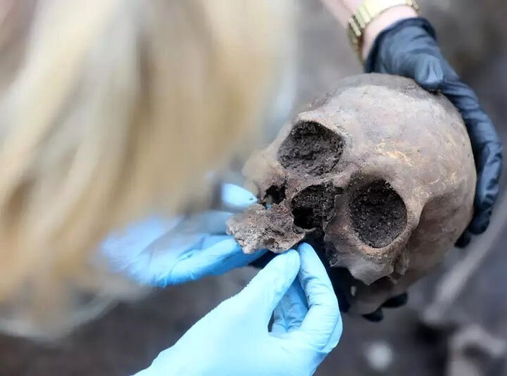 شوالیه ۷۰۰ ساله زیر یک بستنیفروشی قدیمی! | عکس