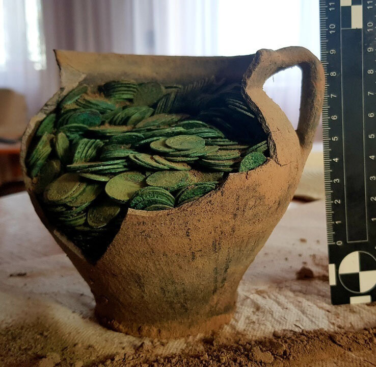 پیدا شدن کوزه گنج ۴۰۰ ساله توسط مردی که به دنبال قطعه گمشده تراکتور میگشت! | عکس