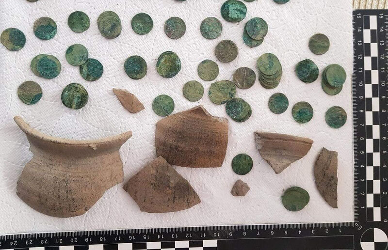 پیدا شدن کوزه گنج ۴۰۰ ساله توسط مردی که به دنبال قطعه گمشده تراکتور میگشت! | عکس