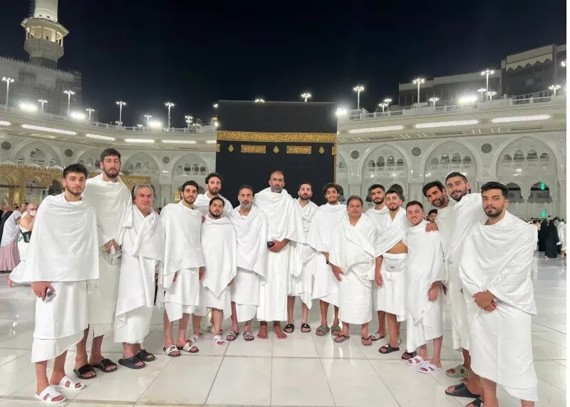 عکس جالبی از ستاره های بسکتبال با لباس احرام کنار خانه خدا