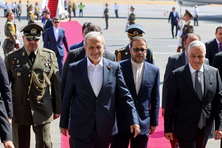 رئیس جمهور وارد ایروان شد | چه کسانی به استقبال پزشکیان رفتند؟ | تصاویر