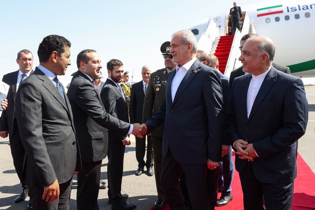 رئیس جمهور وارد ایروان شد | چه کسانی به استقبال پزشکیان رفتند؟ | تصاویر