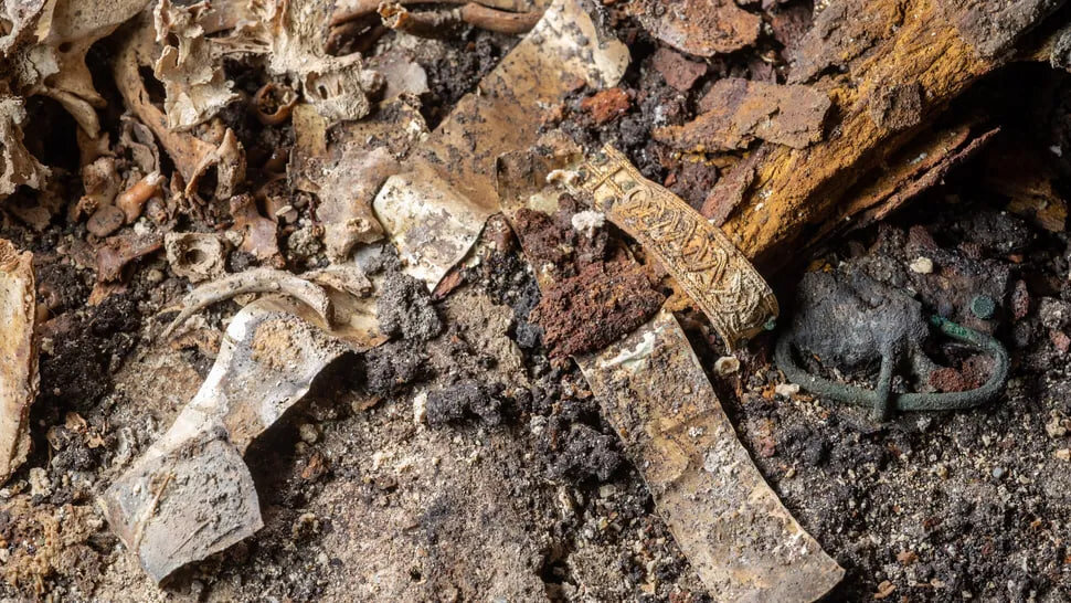 کشف تابوت سنگی در یک بستنیفروشی در لهستان | شوالیهای کوچک در دل تاریخ