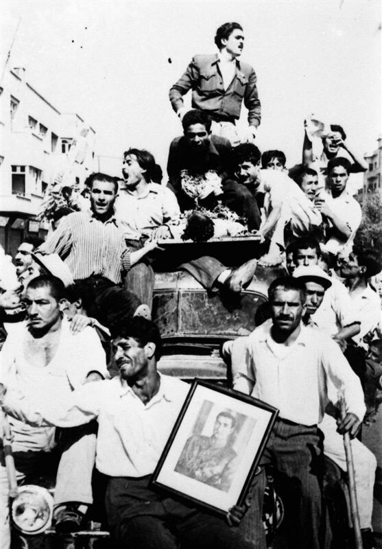 منزل ویران شده دکتر مصدق پس از کودتای ۲۸ مرداد؛ فراری دادن وی از مهلکه در غروب کودتای ۲۸ مرداد | تصاویر