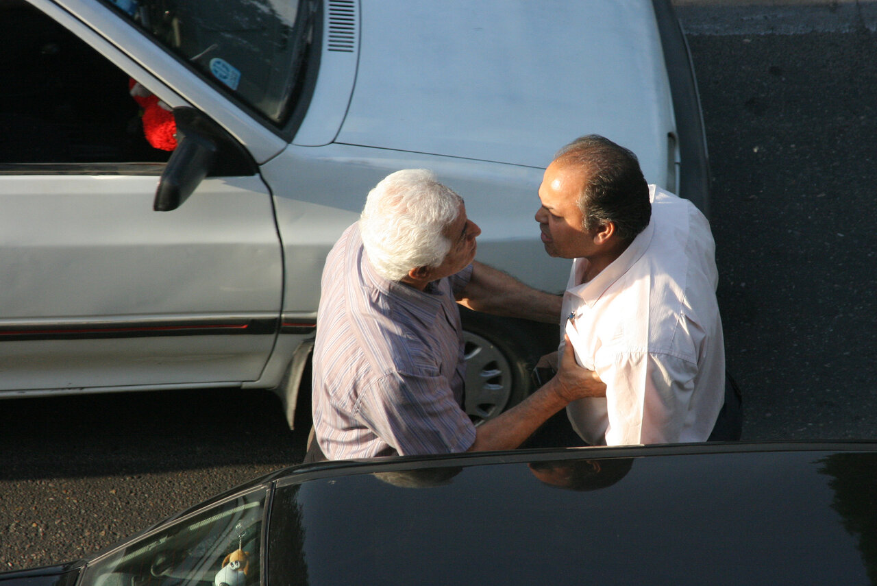 گرمای هوا چطور باعث افزایش تخلفات رانندگی میشود؟ | دلایل عصبانیت و پرخاشگری ایرانیها در رانندگی
