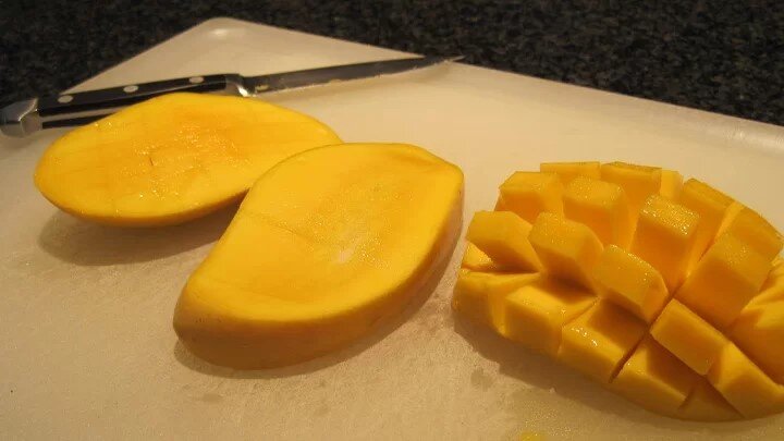 ترفندهای کاربردی برای برش زدن انبه بدون له شدن و کثیف کاری