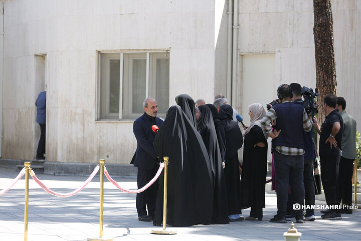 اعضای هیأت دولت در جمع خبرنگاران