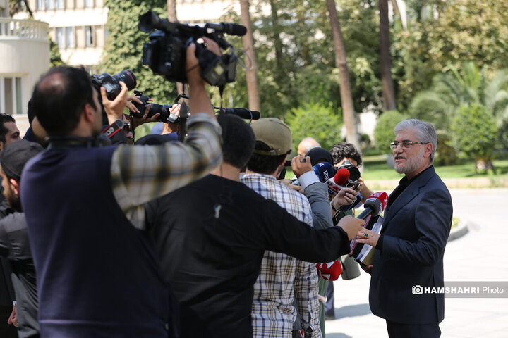 اعضای هیأت دولت در جمع خبرنگاران