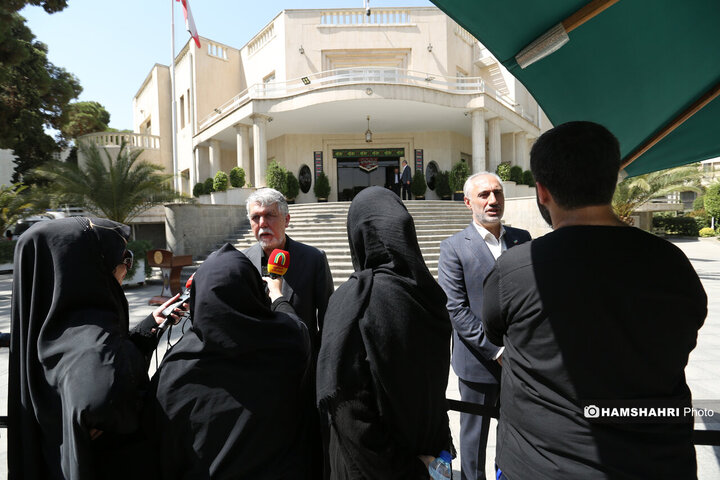 اعضای هیأت دولت در جمع خبرنگاران