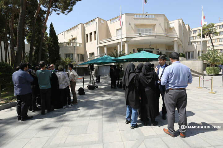 اعضای هیأت دولت در جمع خبرنگاران