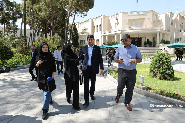 اعضای هیأت دولت در جمع خبرنگاران