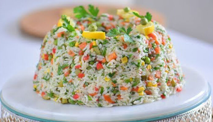 این سالاد خوشمزه را با برنج باقیمانده داخل یخچال درست کنید