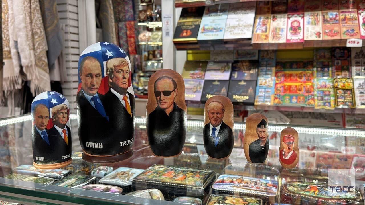 عروسکهای پوتین و ترامپ در فروشگاههای سوغاتی مسکو | تصاویر
