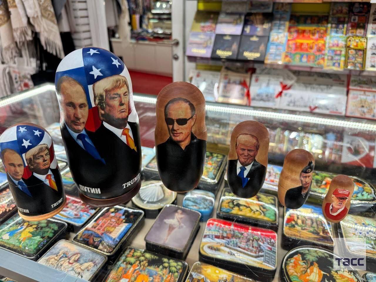 عروسکهای پوتین و ترامپ در فروشگاههای سوغاتی مسکو | تصاویر