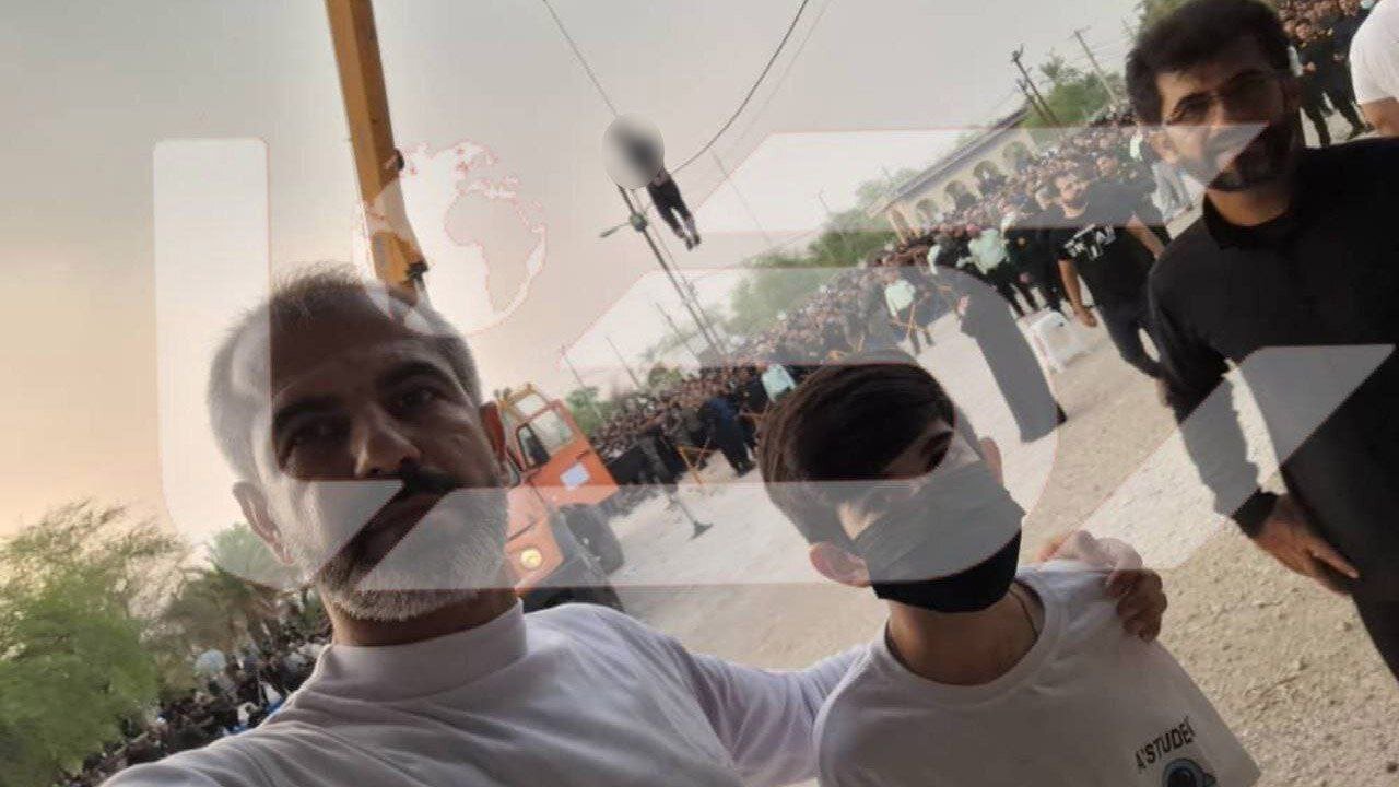 سلفی خانواده مقتول با قاتل به دار آویخته شده | عکس