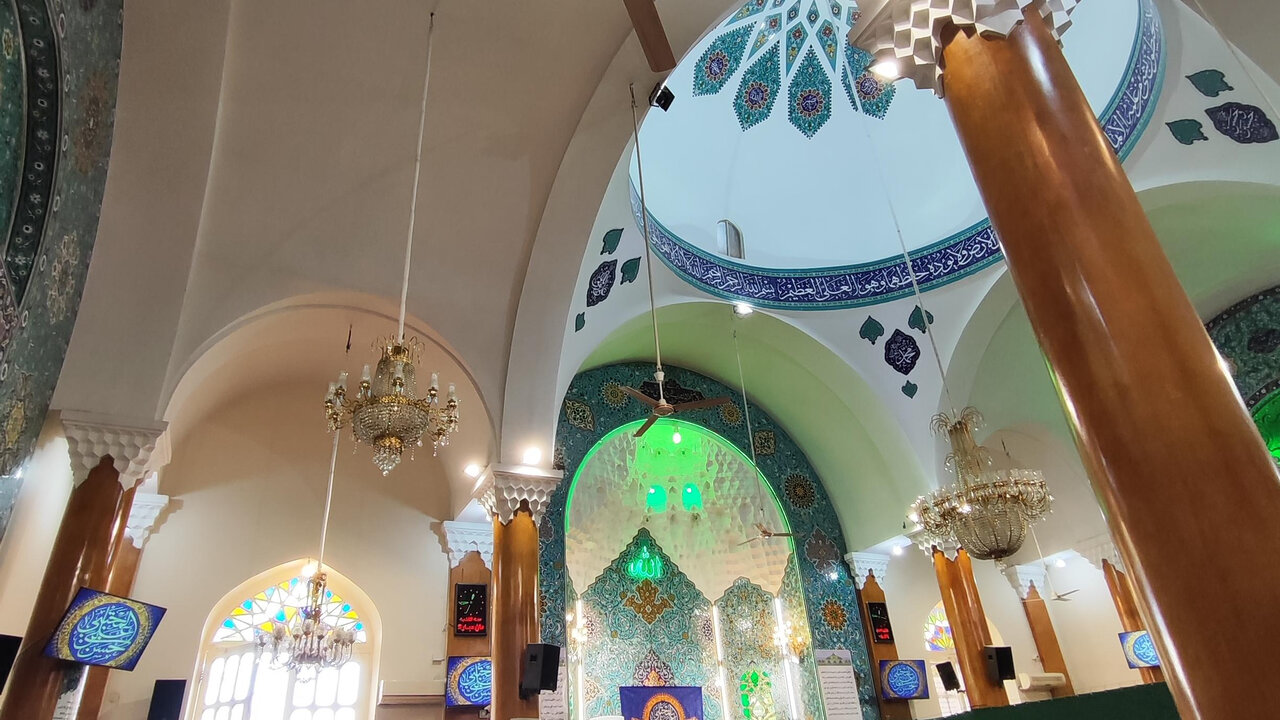 گردش میان صحن‌ها و شبستان‌ها