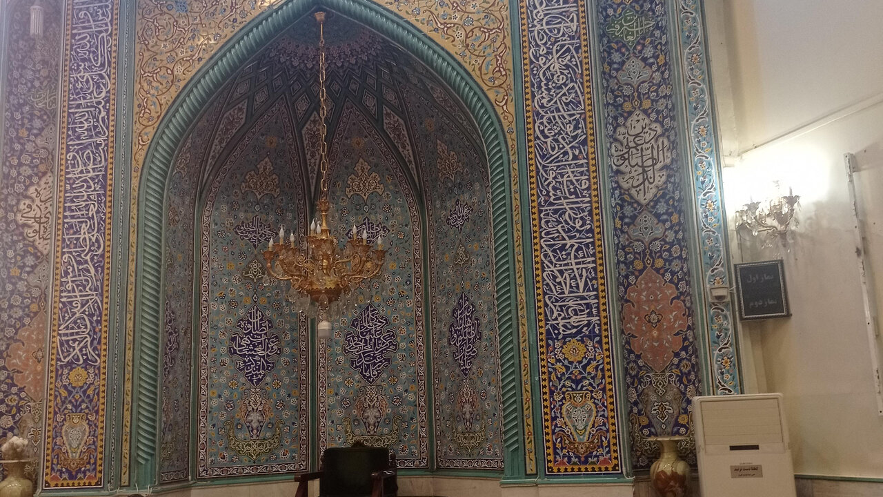 گردش میان صحن‌ها و شبستان‌ها