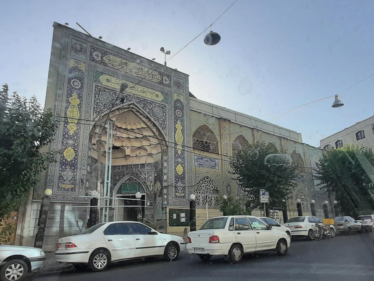 گردش میان صحن‌ها و شبستان‌ها