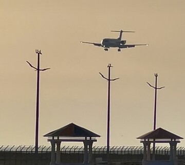 لندینگ تماشایی فوکر ۱۰۰ در فرودگاه خارگ + فیلم