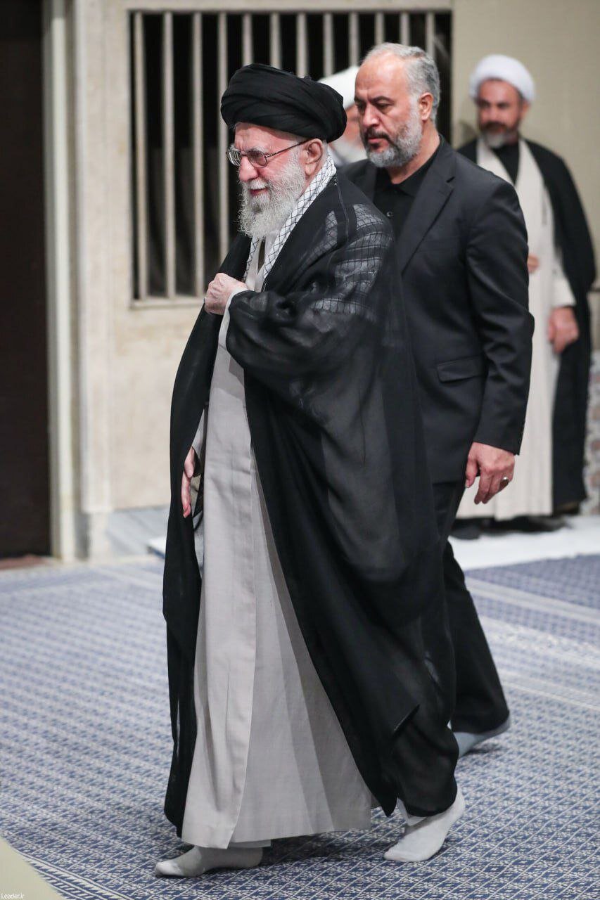 لحظه ورود رهبر انقلاب به حسینیه امام خمینی (ره) + عکس رهبر انقلاب