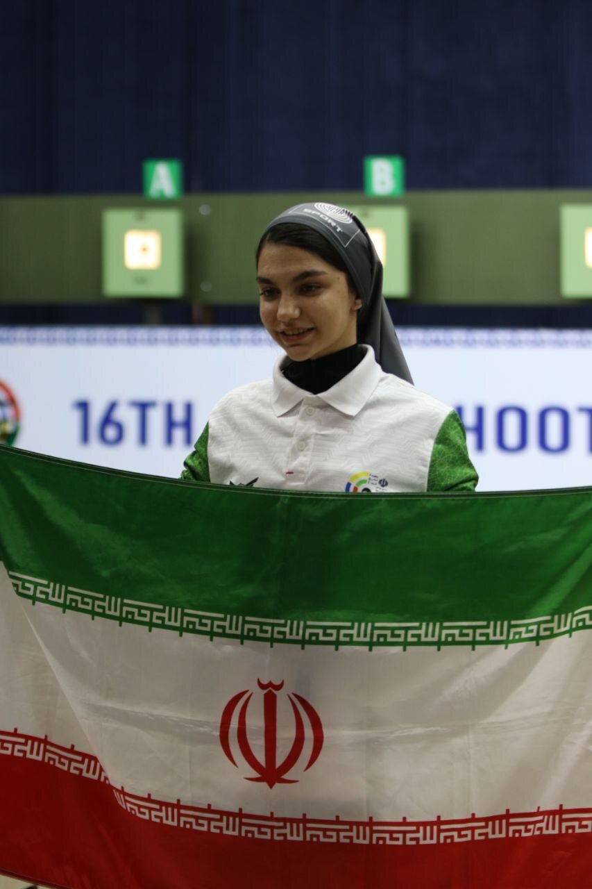 بوسه بر پرچم پس از سه مدال آسیایی؛ ادای احترام پریماه امیری به پرچم ایران پس از کسب مدال نقره تیمی | تصاویر