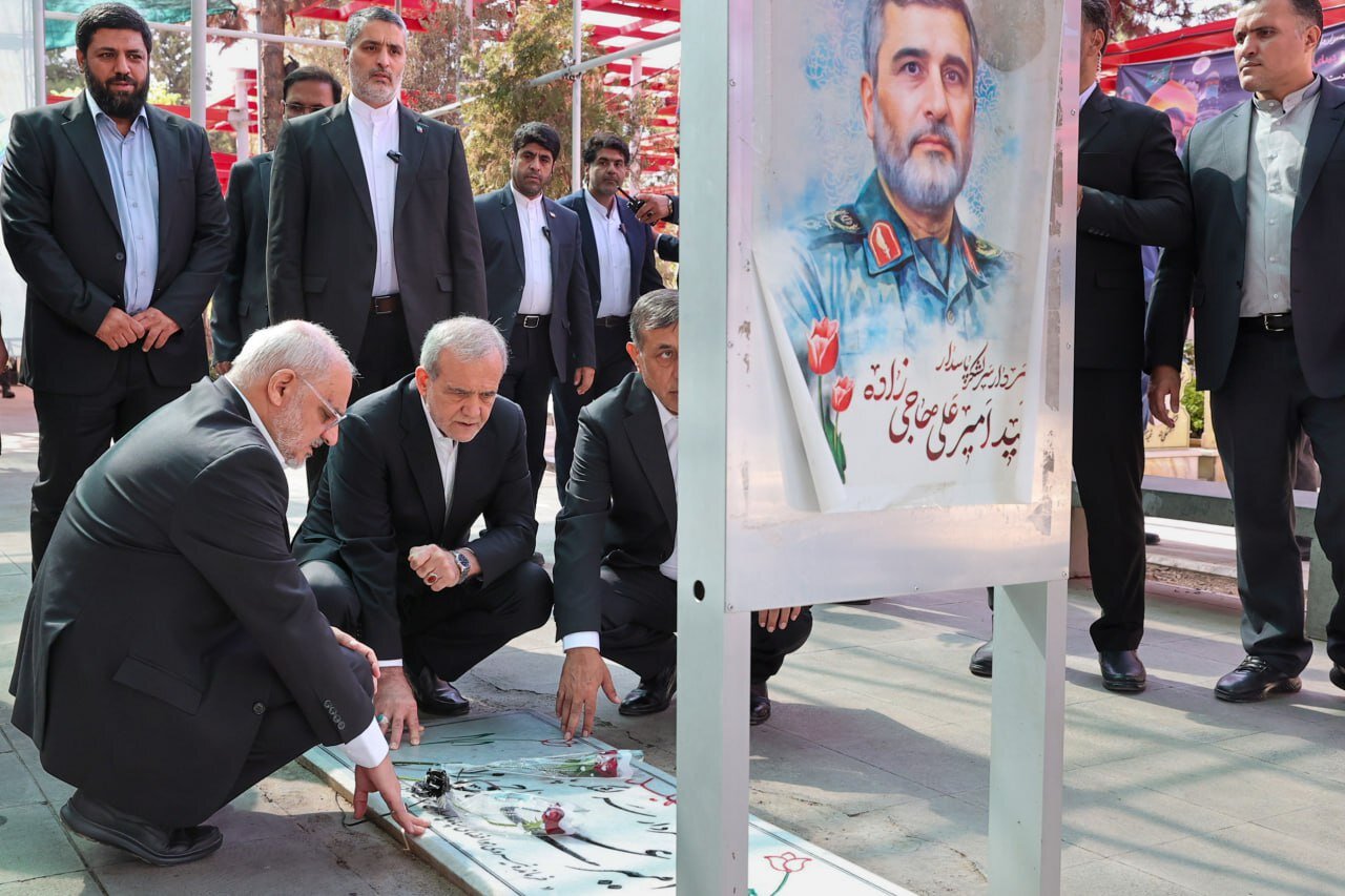 حضور پزشکیان بر مزار شهید حاجیزاده | عکس