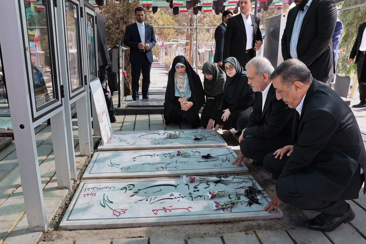 حضور رئیسجمهور در گلزار شهدای بهشت زهرا (س) + ویدئو و تصاویر