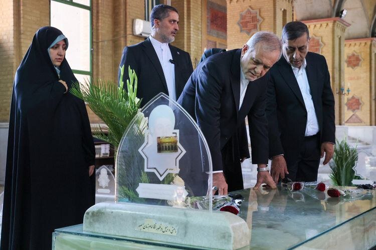 حضور رئیسجمهور در گلزار شهدای بهشت زهرا (س) + ویدئو و تصاویر