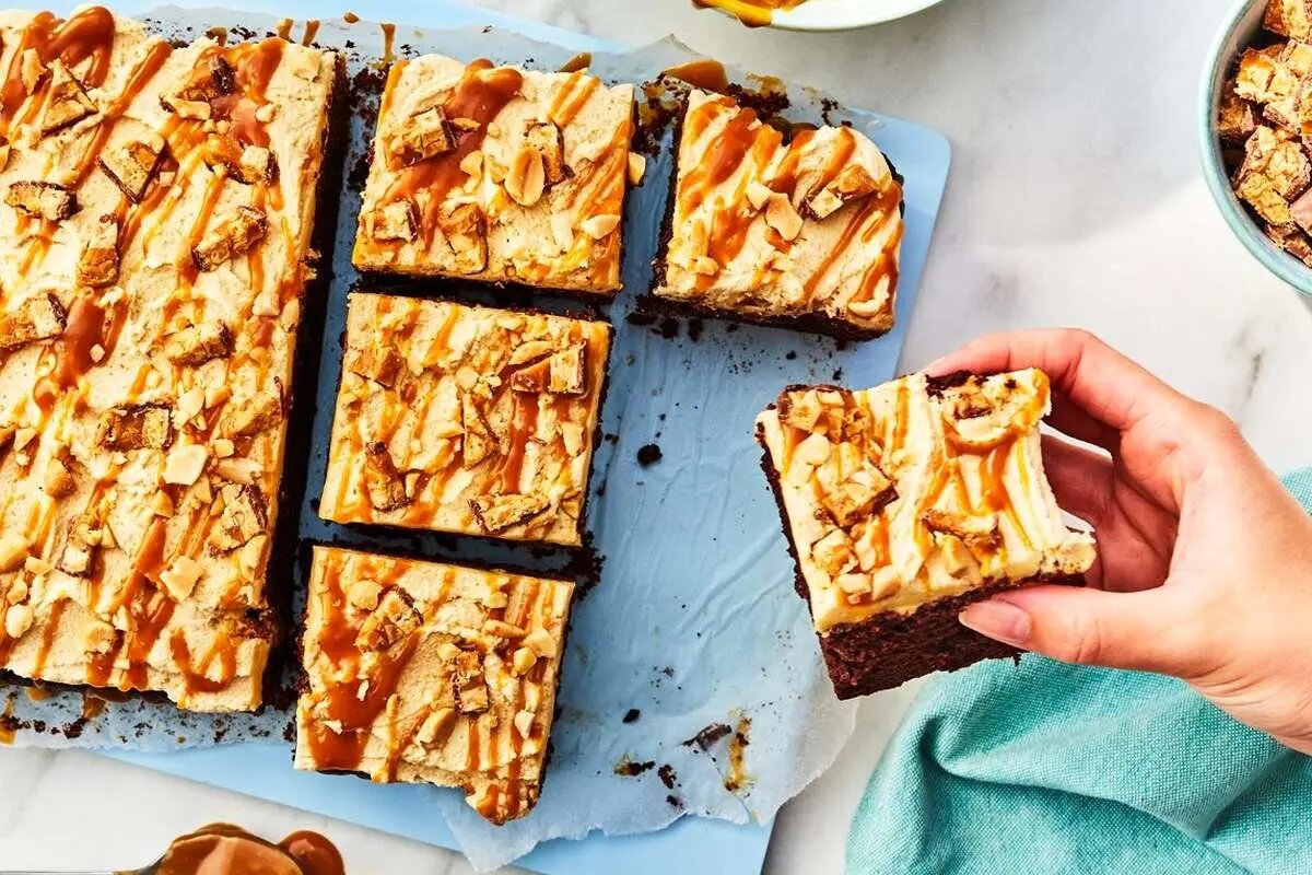 کیک اسنیکرز شکلاتی؛ خوشمزه و راحت به روش کافی شاپی