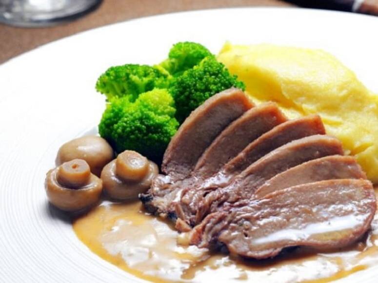 طرز تهیه خوراک زبان گوساله با سس مخصوص ویژه دورهمی های خاص