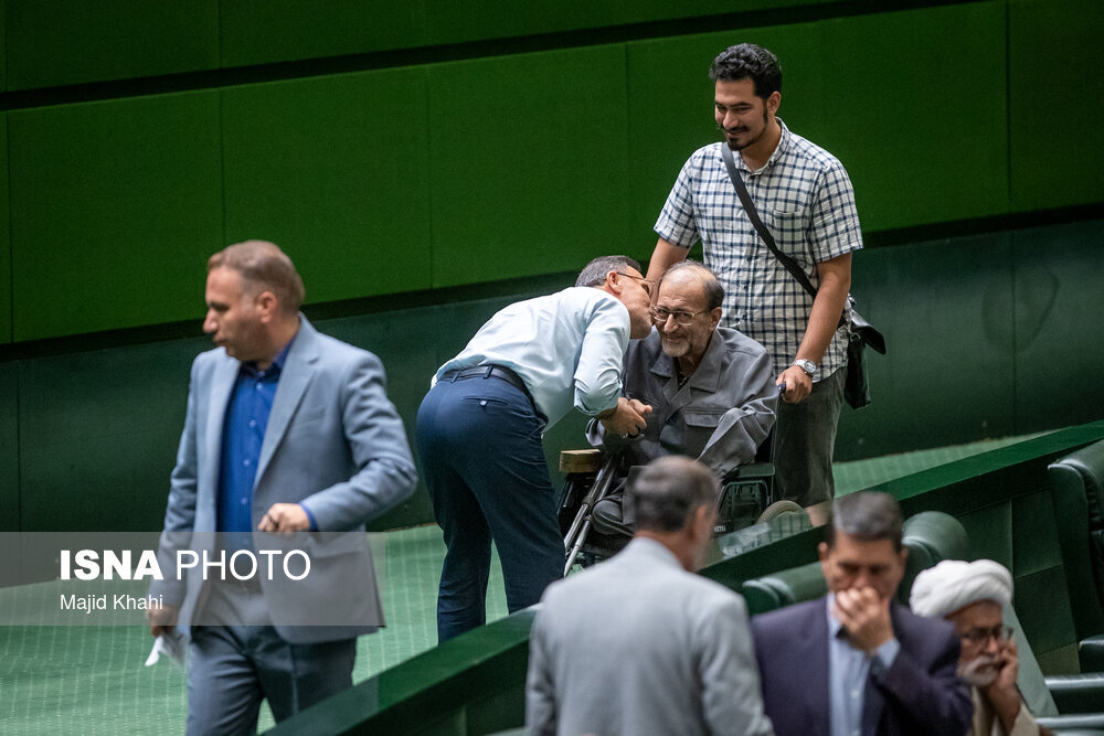 بازگشت نماینده جانباز به صحن مجلس | تصاویر