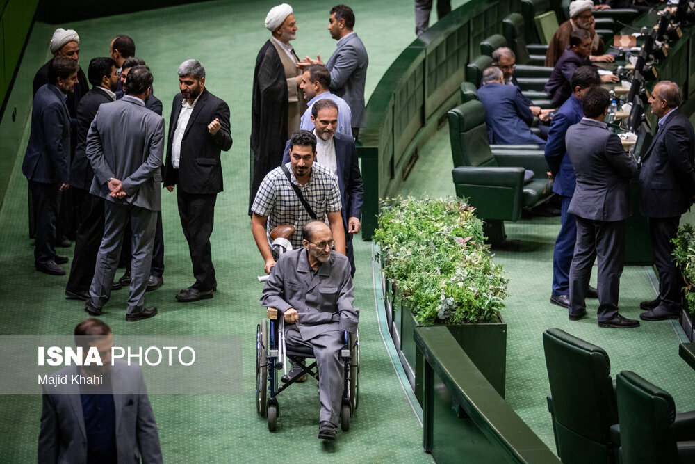 بازگشت نماینده جانباز به صحن مجلس | تصاویر