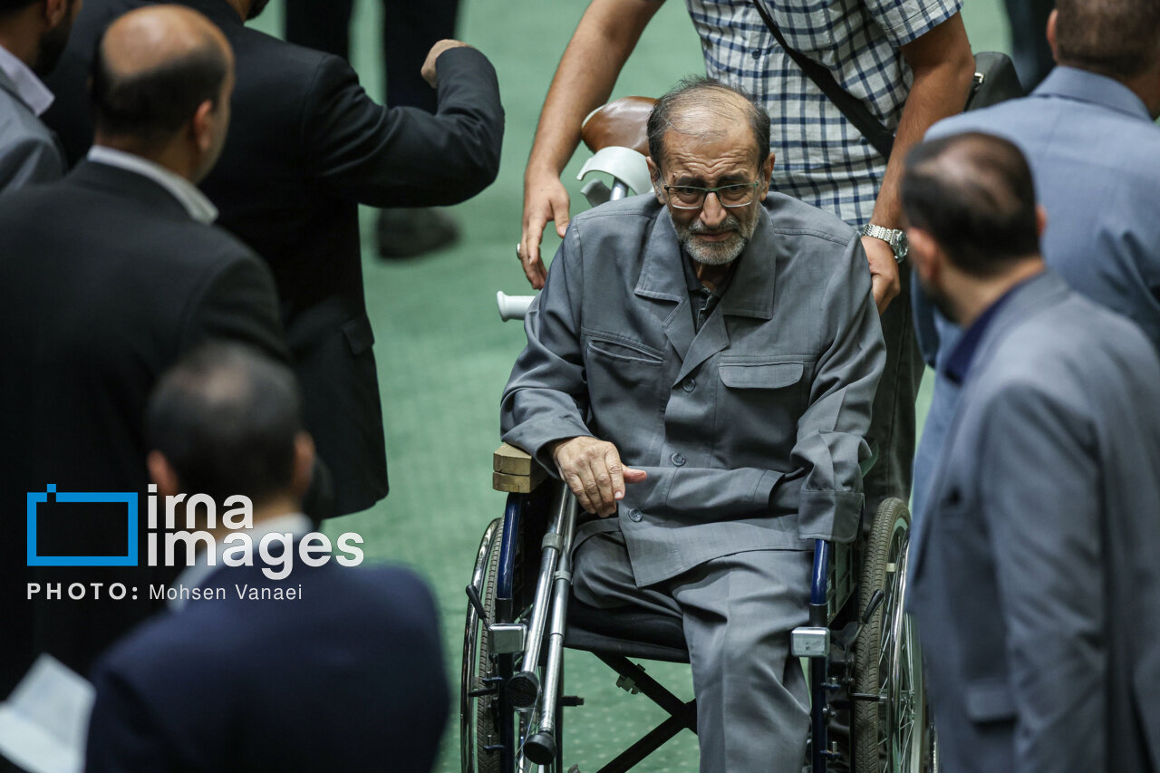 بازگشت نماینده جانباز به صحن مجلس | تصاویر