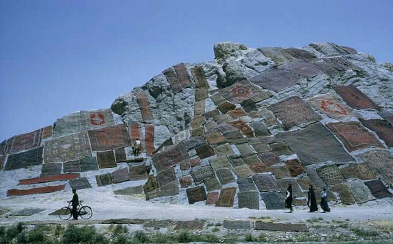 تصویری جالب از فرش های شسته شده در تپه های اطراف تهران ۱۳۵۰